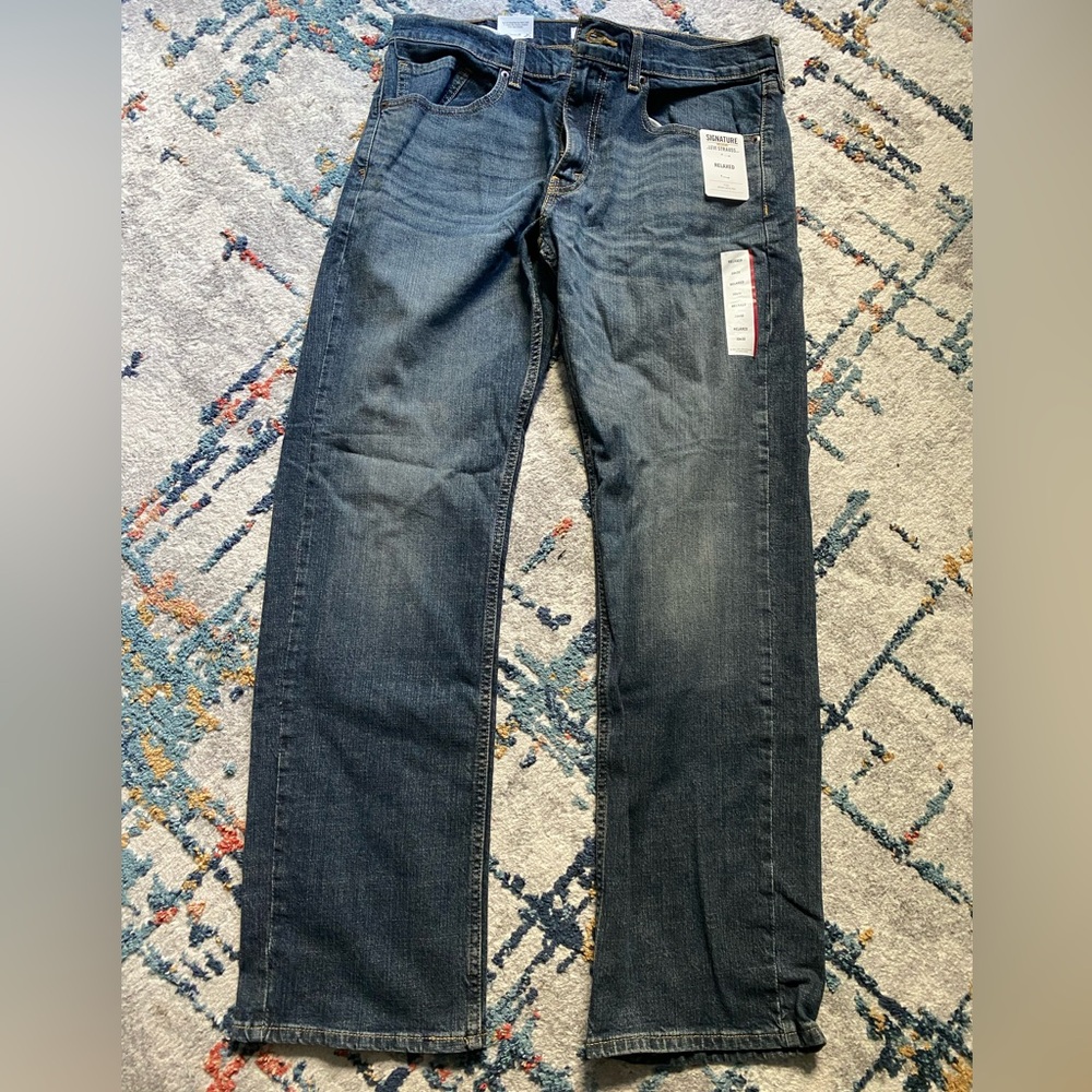 NWT Levi’s Signature relaxed fit blue jeans size W32xL32